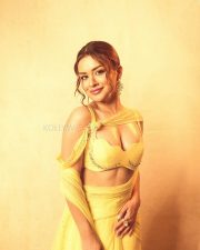 Dazzling Avneet Kaur Cleavage in a Yellow Embellished Bralette Saree Photos 03