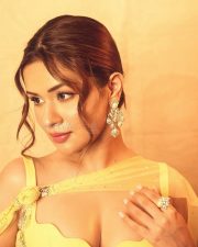 Dazzling Avneet Kaur Cleavage in a Yellow Embellished Bralette Saree Photos 04