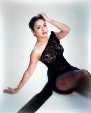 Glam Avneet Kaur in a Black Lace Gown Pictures 04