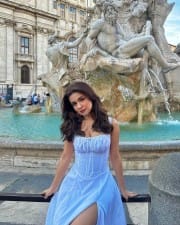 Glamorous Avneet Kaur Sexy Holiday Pictures 07