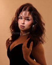 Hot Avneet Kaur in a Black Stylish Monokini Photos 01