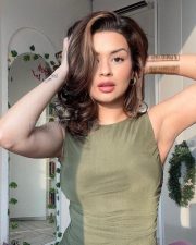 Love in Vietnam Actress Avneet Kaur Sexy Pictures 01