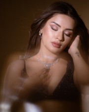 Love in Vietnam Actress Avneet Kaur Sexy Pictures 08