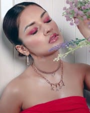 Sexy Avneet Kaur with a Personalized Chain Photos 02