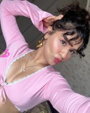 Sexy Hot Avneet Kaur in a Pink Long Sleeved Crop Top with Blue Denim Jeans Photos 01