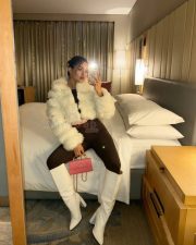 Teen Beauty Avneet Kaur Hotel Selfie Pictures 04