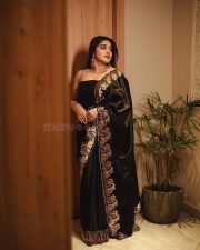 35 Chinna Katha Kaadu Actress Nivetha Thomas in a Pure Satin Black Saree with a Black Sleeveless Blouse Photos 03