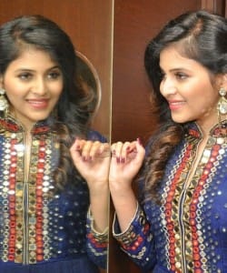 Actress Anjali looking into the Mirror Photos 01
