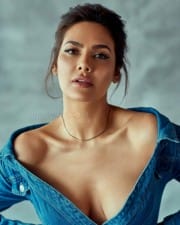 Actress Esha Gupta Hottest Photos