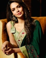 Actress Esha Gupta Hottest Photos