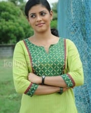 Actress Iniya In Mouna Guru Movie Pics