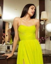 Actress Janhvi Kapoor Hot Photos