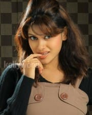 Actress Oviya Latest Sexy Photos