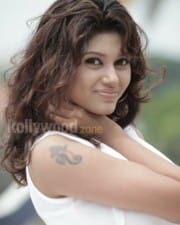 Actress Oviya Latest Sexy Photos