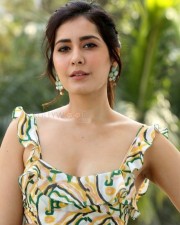 Actress Raashi Khanna Sexy Cute Cleavage Photos
