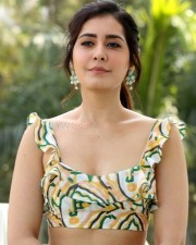 Actress Raashi Khanna Sexy Cute Cleavage Photos