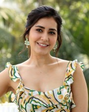 Actress Raashi Khanna Sexy Cute Cleavage Photos