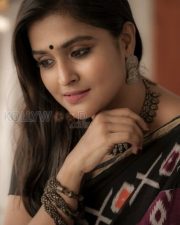 Actress Ramya Nambeesan New Photoshoot Pictures