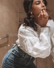 Actress Samantha Ruth Prabhu wearing a Front Button Full Sleeve Shirt in the Bathroom Pictures 02 Actress Samantha Ruth Prabhu wearing a Front Button Full Sleeve Shirt in the Bathroom Pictures 02