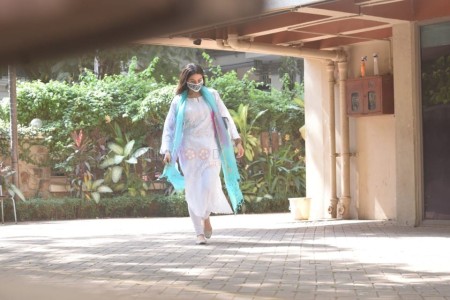 Actress Sara Ali Khan at Kareena Kapoor House in Bandra Pictures