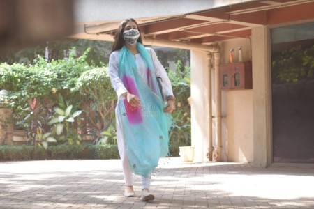 Actress Sara Ali Khan at Kareena Kapoor House in Bandra Pictures