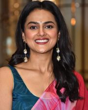 Actress Shraddha Srinath at Daaku Maharaj Movie Trailer Launch Photos 39