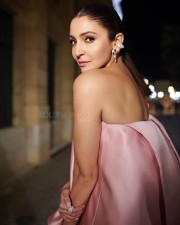 Actress and Model Anushka Sharma Dazzling Pictures 04