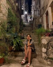 Adventurous Sara Ali Khan Cleavage in a Multicolored Zigzag Pattern Triangle Bikini Photos 02