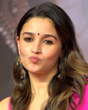 Alia Bhatt Blowing a Kiss Photo 01