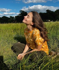 Alia Bhatt Sitting in Grass Photo 01