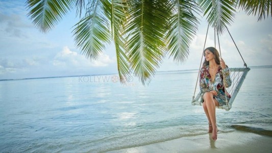 Ananya Panday in a Stunning Beach Glam Outfit Photos 01