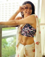Aranmanai Actress Sakshi Agarwal Hot Navel Photos