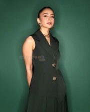 Attractive Rakul Preet Singh in a Black Sleeveless Blazer Dress with Deep V Neckline Pictures 04