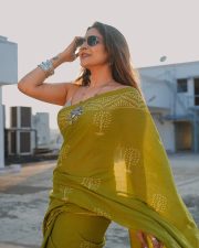 Beach Actress Sakshi Agarwal in a colorful floral crop top and blue shorts Photos 01