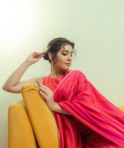 Beautiful Actress Raashi Khanna in a Red Saree Photoshoot Pictures 02