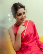 Beautiful Actress Raashi Khanna in a Red Saree Photoshoot Pictures 04