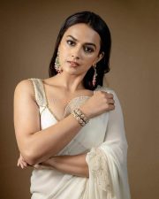Beautiful Actress Shraddha Srinath in a Canoli Cream Silk Saree with a Sleeveless Blouse Pictures 05