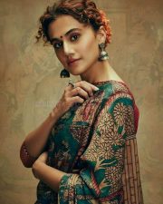 Beautiful Actress Taapsee Pannu Selfie Picture 01