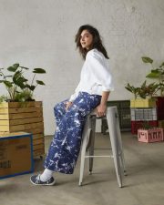 Beautiful Deepika Padukone leaning Photo 01