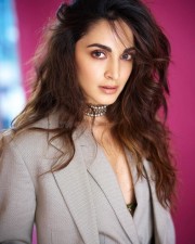 Beautiful Kiara Advani in a Gray Blazer Suit with Olive Green Bralette Pictures 03