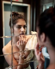 Beautiful Malavika Mohanan Looking at the Mirror Photo 01