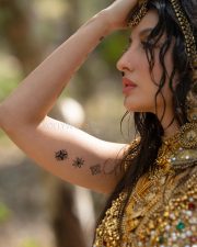 Body Roll Actress Nora Fatehi in a Gold Embellished Belly Dance Costume Photos 01