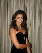 Bollywood Actress Alia Bhatt in a Sculpted Strapless Velvet Sheath Gown Photos 04