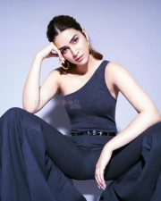 Bollywood Diva Kriti Sanon in a Retro Bell Bottom Pants Stills 02 Bollywood Diva Kriti Sanon in a Retro Bell Bottom Pants Stills 02