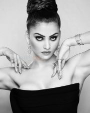 Busty Babe Urvashi Rautela Photo 01