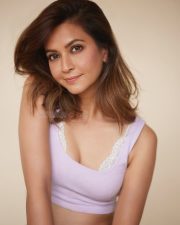 Captivating Kriti Kharbanda in a Lavender Crop Top and Light Green Pants Photos 04