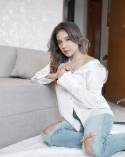 Charming Actress Sakshi Agarwal in a White Off Shoulder Shirt and Ripped Jeans Photos 01 Charming Actress Sakshi Agarwal in a White Off Shoulder Shirt and Ripped Jeans Photos 01