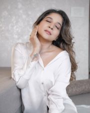 Charming Actress Sakshi Agarwal in a White Off Shoulder Shirt and Ripped Jeans Photos 03