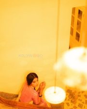 Classy Vintage Beauty Pooja Hegde in an Ivory Silk Saree with a Pink Border and Two Toned Blouse Photos 02