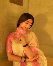 Classy Vintage Beauty Pooja Hegde in an Ivory Silk Saree with a Pink Border and Two Toned Blouse Photos 05
